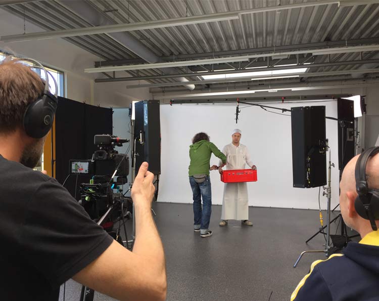Filmproduktion & Videoproduktion 6 Kameramann und DOP Udo Schloermann von der Videoproduktion 52Gradfilm aus Hannover filmt beim Kunden Cool it im extra aufgebauten Studio. An dem Schauspieler werden gerade noch ein Korrekturen am Kostüm vorgenommen.