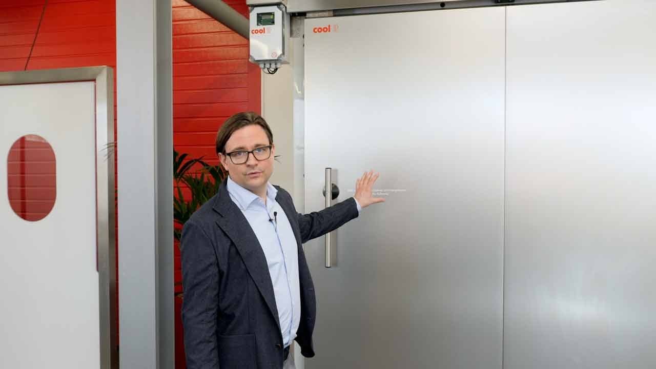 Simon Brandhorst von Cool it steht im Showroom und erklärt die Vorteile einer Cool-it-Tür. Titelbild eines von 52° Film produzierten Produktvideos.