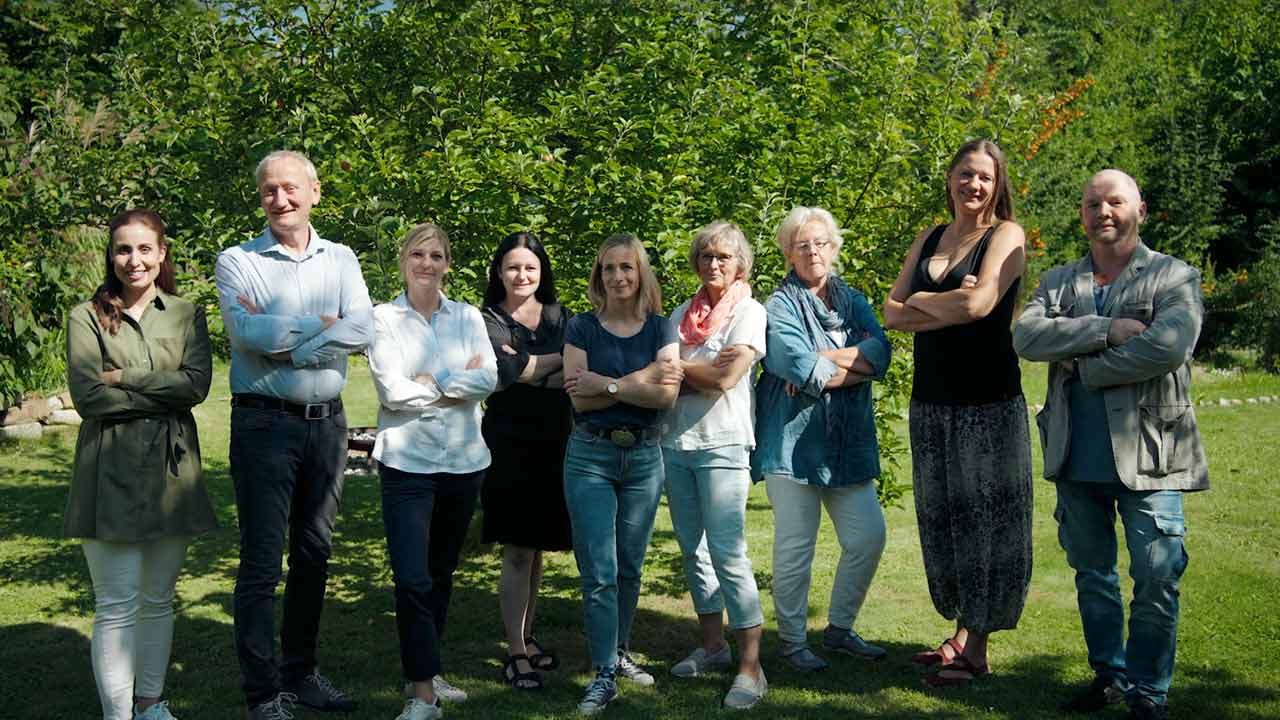 Das Team des Freundeskreis Betreuungsverein e. V. steht im Garten für ein Gruppenbild – Recruitingvideo Hannover, produziert von 52° Film.