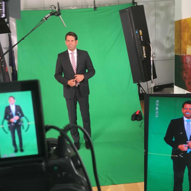 Filmproduktion & Videoproduktion 1 Ministerpräsident Olaf Lies vor einer Greenbox im Studio von 52° Filmproduktion und Videoproduktion Hannover, ausgeleuchtet mit Filmlicht.