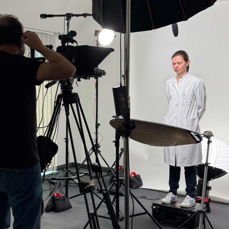 Filmproduktion & Videoproduktion 5 Kameramann Udo Schlörmann von 52° Filmproduktion und Videoproduktion Hannover filmt Dr. Linda Feldbrügge im Studio an der MHH.